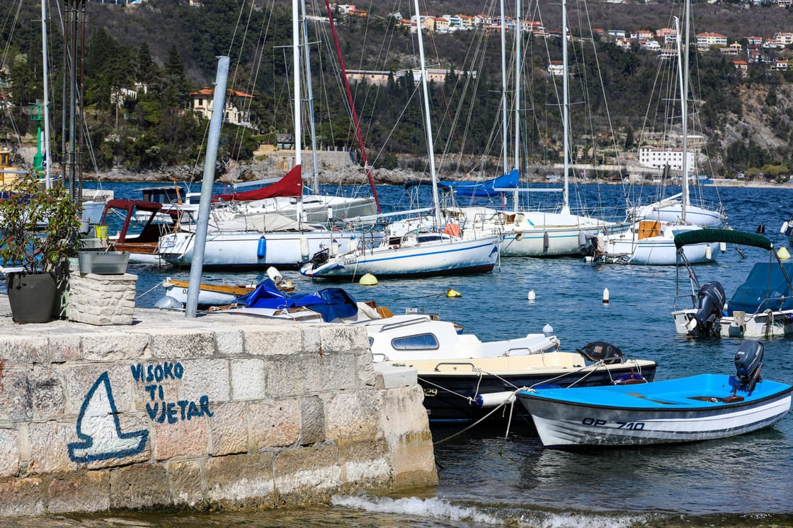 Boote im Hafen Volosko in Opatija
